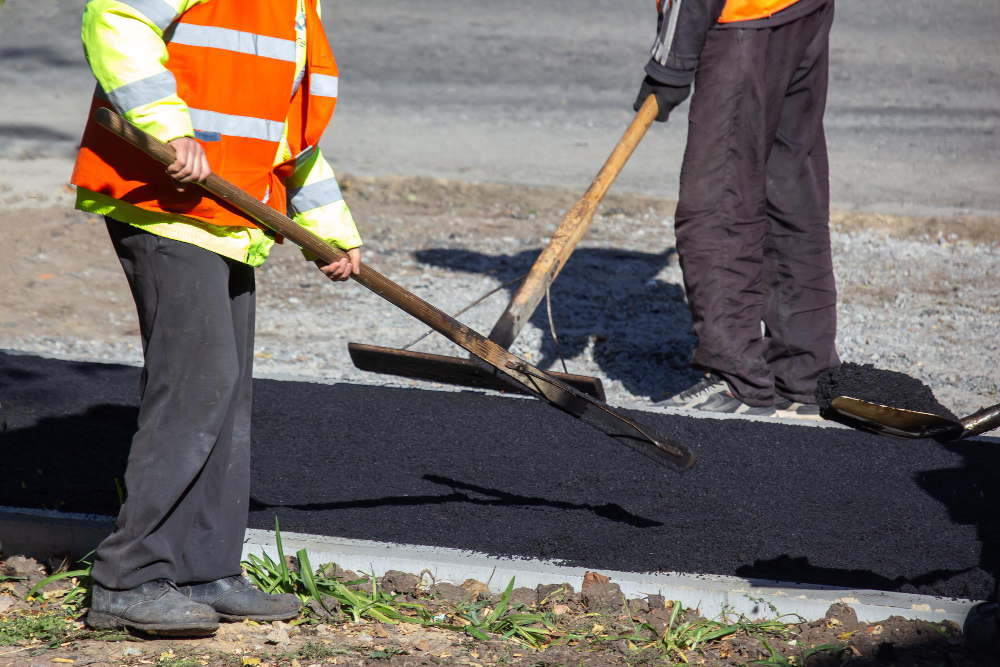 When to Contact an Asphalt Paving Contractor